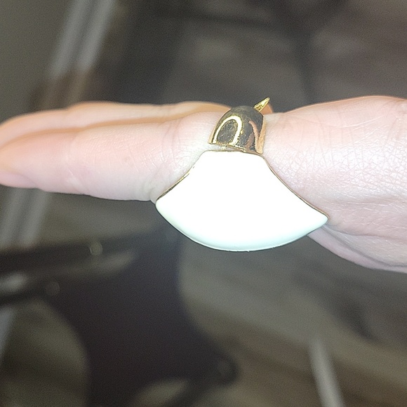 NWOT Statement White & Rhinestone Gold Stretch Ring - Picture 2 of 4